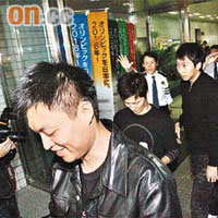 日本警員晦氣驅趕香港記者，場面混亂。