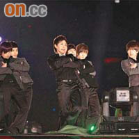 韓國組合Super Junior十三位成員來京表演，非常熱鬧。