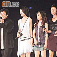 成龍跟「新抱仔」薛凱琪（右二）同台演出，但未有太多眼神交流。