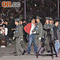 由於入場觀眾近八萬人，現場大批保安維持秩序。