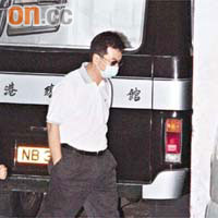 馮潮澤先領取亡妻遺體，再到香港殯儀館辦理亡妻身後事。