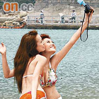 趙碩之與女友人在海邊玩自拍。