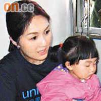 楊千嬅與小朋友彈琴唱歌。