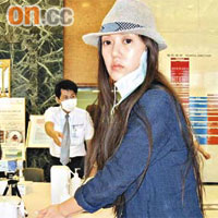 戴上口罩的希榆甫進入醫院即用消毒梘液洗手。