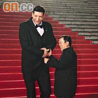 中國籃球巨星巴特爾與曾志偉合照，相映成趣。