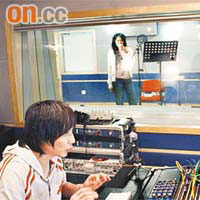 為了炮製新唱片，莫文蔚生日都要留在北京錄音室度過。