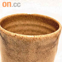 江若琳獲追求者送贈的手製陶瓷杯及相架。