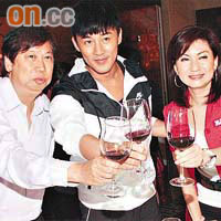林峯與吳雨及樂易玲碰杯慶祝新碟大賣。