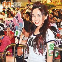 G.E.M.昨日出席活動時獲大批fans支持。