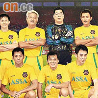 成奎安在明星足球隊中司職龍門，與隊友感情深厚。