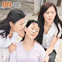 左起：蒙嘉慧、陳曼娜以及陳法拉在沙灘拍攝一場死亡戲份。