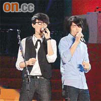 方大同（左）前晚在台北開騷，邀得蕭敬騰做嘉賓。