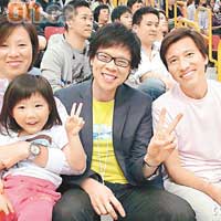 陳志雲與李麗珊一家三口合照。