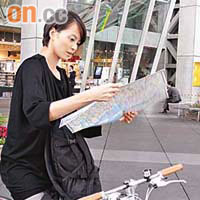 GiGi手拿地圖，踩着單車穿梭東京街頭，各式藝術品令她眼界大開。