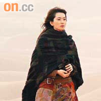 林志玲站在大漠中央，陣陣風沙吹過更顯英姿颯爽。