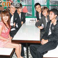 陳肇麒（左二）早前與其他球員及瑤瑤（左）出席茶餐廳開幕。