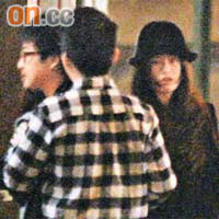 JM與男友阿峰（左）在食店門外等位，見到記者後JM連忙跳上的士走人。