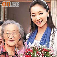 許瑩（右）獲一班長者大合唱歡迎，令她非常驚喜！