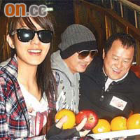 志偉（右起）、健仔和官恩娜爭吃水果。