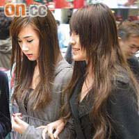 中巴（左）與女友人在銅鑼灣逛街，雖被途人認出，但她一於頭耷耷當睇唔到。