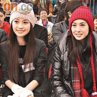 楊愛瑾（左）與朱茵的打扮十分近似。