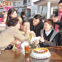 胡楓昨日78歲生日，黃宗澤等為他慶祝。