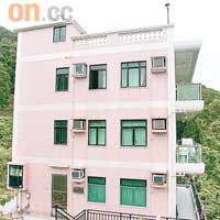 關智斌租住村屋的頂樓連天台單位。