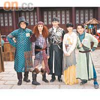 王祖藍（右起）、蔡卓妍、林峯、容祖兒及安德尊一身古裝打扮拍攝《翡翠明珠》。