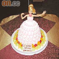 公主蛋糕<br>有線送上巨型芭比蛋糕，襯晒超雲何家公主的身份！