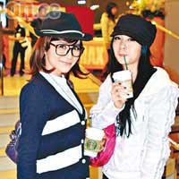 江若琳（左）與Hot Cha的Crystal在九展八一八記者採訪甚麼。