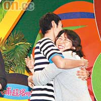 台灣人氣偶像阮經天和趙又廷襲港，fans興奮又攬又抱。