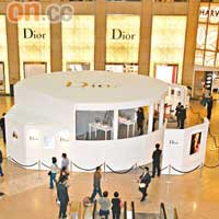 白色寶盒造型的亞洲首個《Savoir Faire Emhibition》由今日起至五月二日於中環置地展出Dior Fine Jewellery及Dior Timepieces的最新系列。