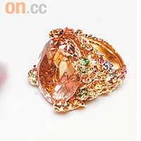 Voluptueuse戒指　$950,000（玫瑰金、鑽石、摩根石、黃色、紫色、粉紅和橙色寶石及綠鈣鋁榴石）