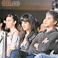 左起：鄺敏慧、蔣怡、周俊偉等在台下欣賞表演。