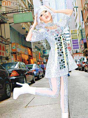張韶涵穿上鑲滿十萬粒水晶的銀閃連身裙在馬路拍照。