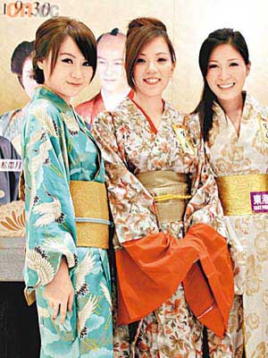 筱靖（右起）、戚黛黛等人以日式和服為劇集造勢。