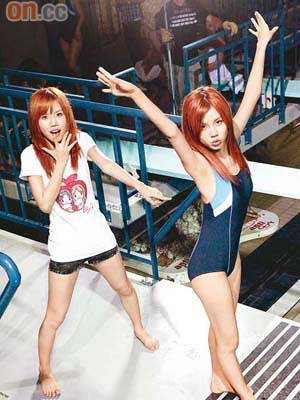 大孖Miko穿上泳衣拍MV，細孖Yumi在姊姊背後整古做怪。