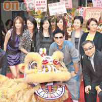 昨日餐廳開幕，邀得翠翠（後排右起）、黎瑞恩及袁潔瑩等出席。