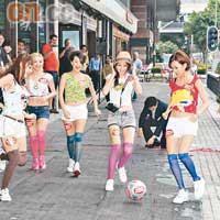 左起：木村乃、Annie G.、Hailey C.、李蘊及劉欣宜在街頭踢波，引來不少途人眼望望。