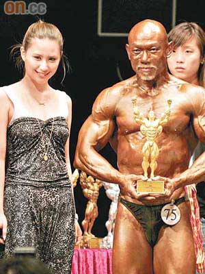 超蓮（左）頒獎予身旁的肌肉型的「健美先生」。