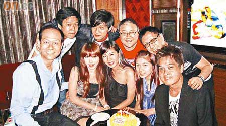 廖偉強與袁小曼（前排左起）愛得癡纏，好姊妹生日，小曼與男友豪擲萬元為筱靖包場慶祝。