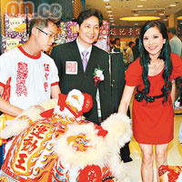 郭羨妮與「鉅記餅家」董事總經理梁燦光（中）齊為醒獅點睛。