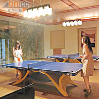 林紫君（右）靠打乒乓球回氣。