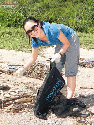 鄧紫棋親自到沙灘執垃圾，以行動愛護海洋。