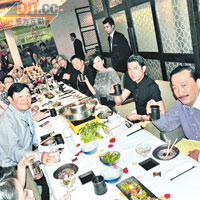 馬拉拿督設宴款待，城城得以在日本餐廳品嘗麻辣火鍋。