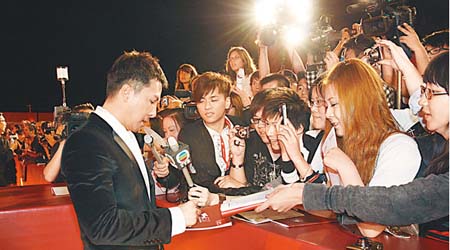 子丹在威尼斯大受歡迎，影迷爭相索取簽名。