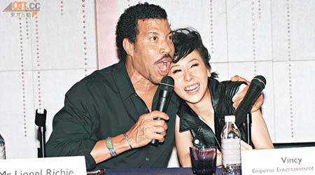 Lionel與泳兒有講有笑，二人又合唱《Endless Love》一曲。