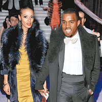 Kanye West與新女伴Selita Ebanks同行。