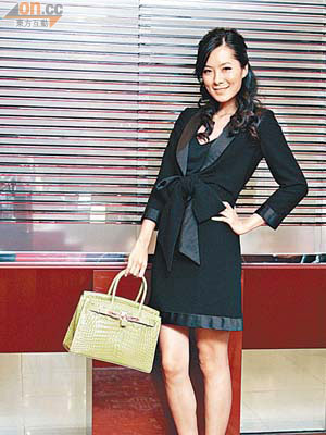 Mahnaz捐出Chanel黑色連身褸裙，二手價$4,500；Kwanpen全新綠色鱷魚皮袋，二手價$4,000。