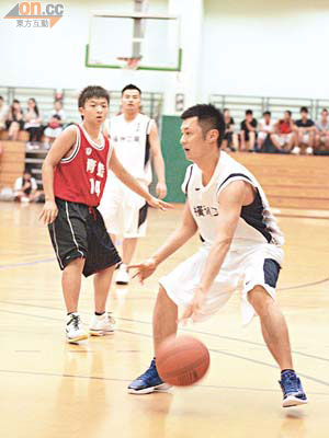 余文樂不愧曾是香港青年軍籃球選手，控球在手，mark佢都冇用。